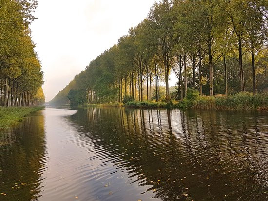 Con kênh này có chiều dài khoảng 15 km kết nối Bruges với thị trấn biên giới Sluis của Hà Lan thông qua thị trấn Damme. Ngày nay, Damse Vaart trở thành con kênh đẹp nhất ở Flanders.