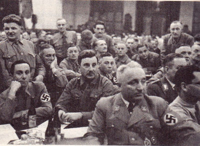 Theo một số tài liệu, Hitler đã có mối tình loạn luân với người cháu gái Geli. Tuy nhiên, sau trận cãi vã lớn với Hitler ngày 18/9/1931, Geli tự sát bằng một khẩu súng trong căn hộ tại Munich.