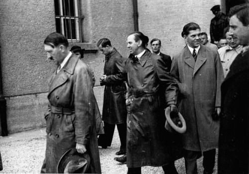 Hitler không khỏi bị sốc trước cái chết của người tình và cho rằng cái kết bi thương này xuất phát từ việc hai người có quan hệ huyết thống.