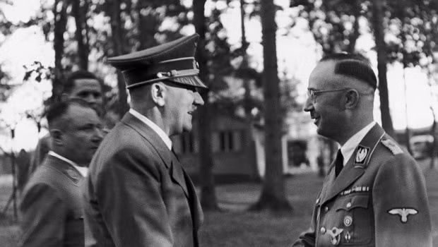 Đến năm 1935, người đứng đầu lực lượng SS là Heinrich Himmler phát hiện Emil Maurice có nguồn gốc Do Thái. Do vậy, Heinrich muốn trục xuất Emil Maurice ra khỏi lực lượng SS. Tuy nhiên, khi ấy, Hitler đã đứng ra bảo vệ Emil Maurice và tuyên bố y là "công dân Aryan danh dự".