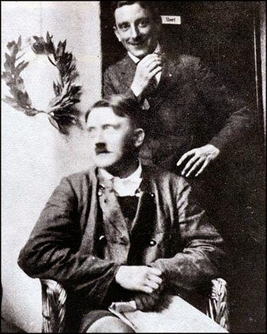 Đến tháng 8/1928, chị họ Angela Hammitsch của Hitler trở thành quản gia cho nhà độc tài. Con gái của Angela là Geli Raubal cũng chuyển đến sống cùng. Năm 15 tuổi, Geli được Hitler nhận làm con đỡ đầu.