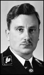 Khi ấy, Maurice từng bị giam giữ một thời gian ngắn với nhà độc tài Hitler tại lâu đài Landsberg ở Munich. Trong thời gian ngồi tù, Maurice làm công việc giống như thư ký của Hitler khi trùm phát xít viết cuốn tự truyện.