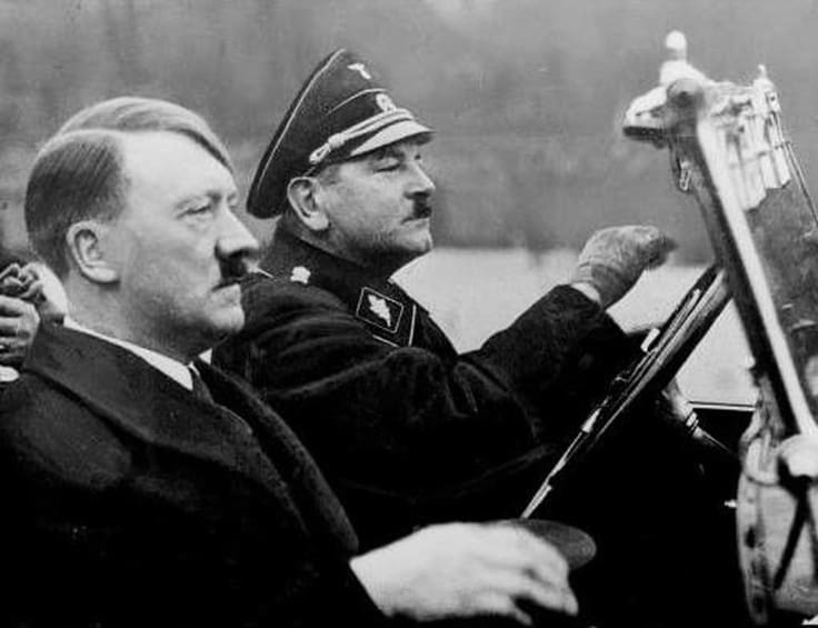 Sau khi bị Hitler sa thải khỏi vị trí cận vệ, Emil Maurice tiếp tục công việc tại lực lượng SS của phát xít Đức. Sau một thời gian, quan hệ của y với Hitler được cải thiện và được nhà độc tài trọng dụng một lần nữa.