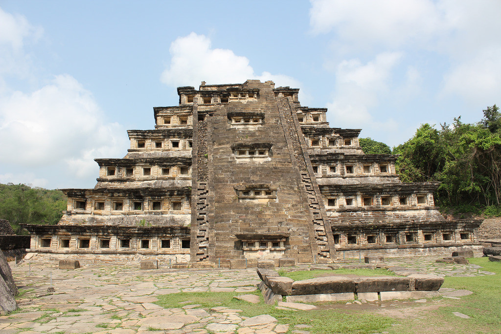 Kim tự tháp Niches đđược xây dựng trong thời kỳ thịnh vượng của thành phố El tajin, từ thế kỷ 9 - 13. Kiến trúc này gồm có 7 tầng, kết nối với nhau bằng dãy cầu thang ở mặt tiền.