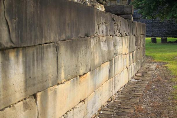 Toàn bộ kim tự tháp được xây bằng những phiến đá lớn. Một số có trọng lượng 8 - 10 tấn.