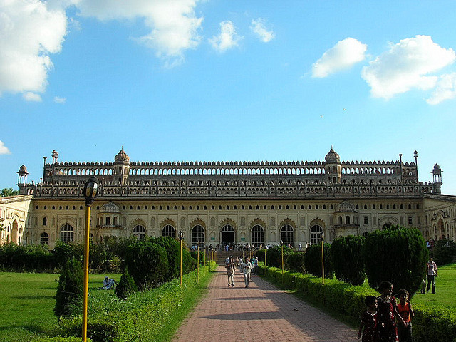 Khám phá khu phức hợp cung điện của người cai trị Nawab Asaf-ud-Duala ở Lucknow, Ấn Độ. Được xây dựng vào thế kỷ 18, nó trải dài khoảng một nửa chiều dài của một sân bóng đá. Thật ngạc nhiên bởi tòa nhà này bất chấp trọng lực vì không có cột trụ hay dầm để giữ. Được xây dựng bằng gạch lồng vào nhau, đây là sự kết hợp tuyệt vời giữa kiến trúc Ả Rập và Châu Âu.