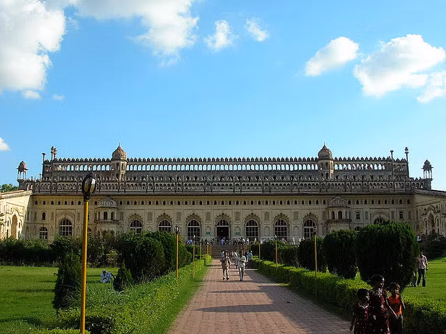 Khám phá khu phức hợp cung điện của người cai trị Nawab Asaf-ud-Duala ở Lucknow, Ấn Độ. Được xây dựng vào thế kỷ 18, nó trải dài khoảng một nửa chiều dài của một sân bóng đá. Thật ngạc nhiên bởi tòa nhà này bất chấp trọng lực vì không có cột trụ hay dầm để giữ. Được xây dựng bằng gạch lồng vào nhau, đây là sự kết hợp tuyệt vời giữa kiến trúc Ả Rập và Châu Âu.
