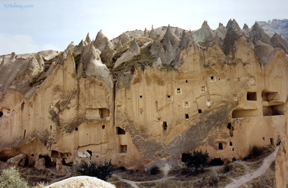 Trải nghiệm một cuộc phiêu lưu giống như bộ phim "The Hobbit" ở Cappadocia, Thổ Nhĩ Kỳ. Du lịch dưới lòng đất thông qua mê cung của các thành phố cổ được xây dựng trong thời đại đồ đồng. Hàng trăm khu định cư đã được ngầm để bảo vệ khỏi kẻ thù xâm lược. Những kiệt tác này được chạm khắc bằng tay qua tảng đá núi lửa và có ống khói thông gió, bếp, giường cũi và những ngôi nhà sản xuất rượu vang từ thời đó.