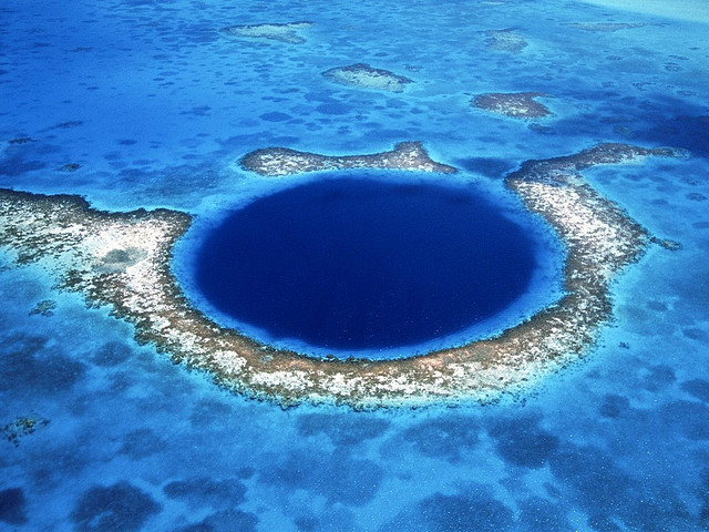 Lặn sâu vào Great Blue Hole huyền thoại. Nằm 60 dặm ngoài khơi cách đất liền của Belize, Nam Mỹ, hiện tượng địa lý này là một vòng tròn hoàn hảo của ¼ dặm đường kính. Một phần của hệ thống Reef Reef, độ sâu của nước gây ra các cấu trúc đã được biết đến như những lỗ xanh trên khắp thế giới.