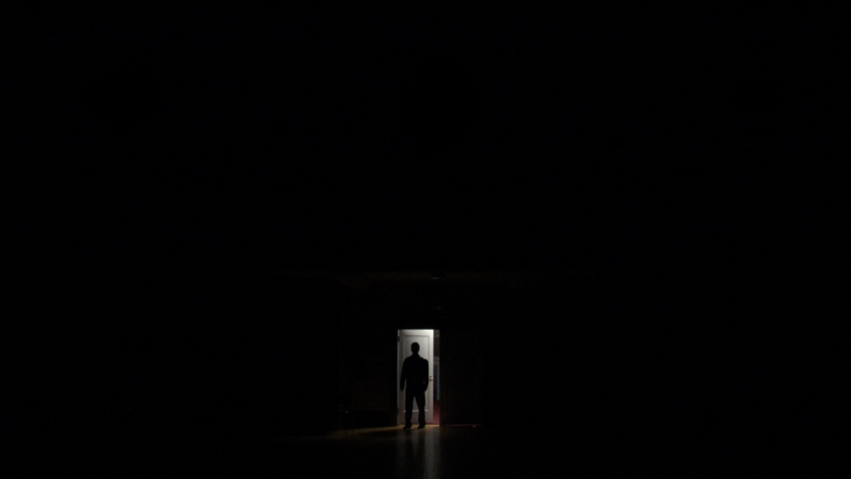 Kết quả nghiên cứu chỉ ra chứng sợ bóng tối của con người có thể xuất phát từ việc một người có quá khứ không vui vẻ như bị phạt quỳ trong bóng tối hay vô tình bị nhốt trong phòng tối...