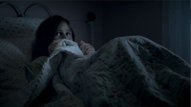 Những người mắc nỗi sợ này thường có xu hướng tưởng tượng ra những hình ảnh hay những điều đáng sợ nhằm giải thích cho việc sẽ có thể xảy ra điều tồi tệ một khi đèn tắt khiến không gian xung quanh tối đen.