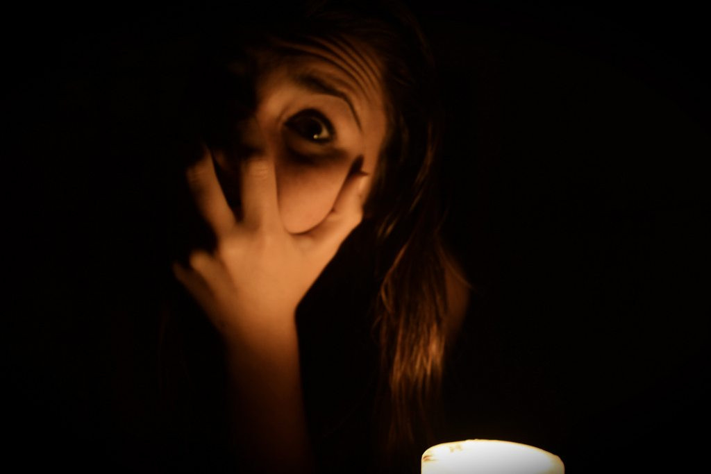 Đối với những người mắc chứng sợ bóng tối nghiêm trọng thì có thể khiến họ luôn sống trong lo âu, bất an, căng thẳng trong suốt cả ngày.