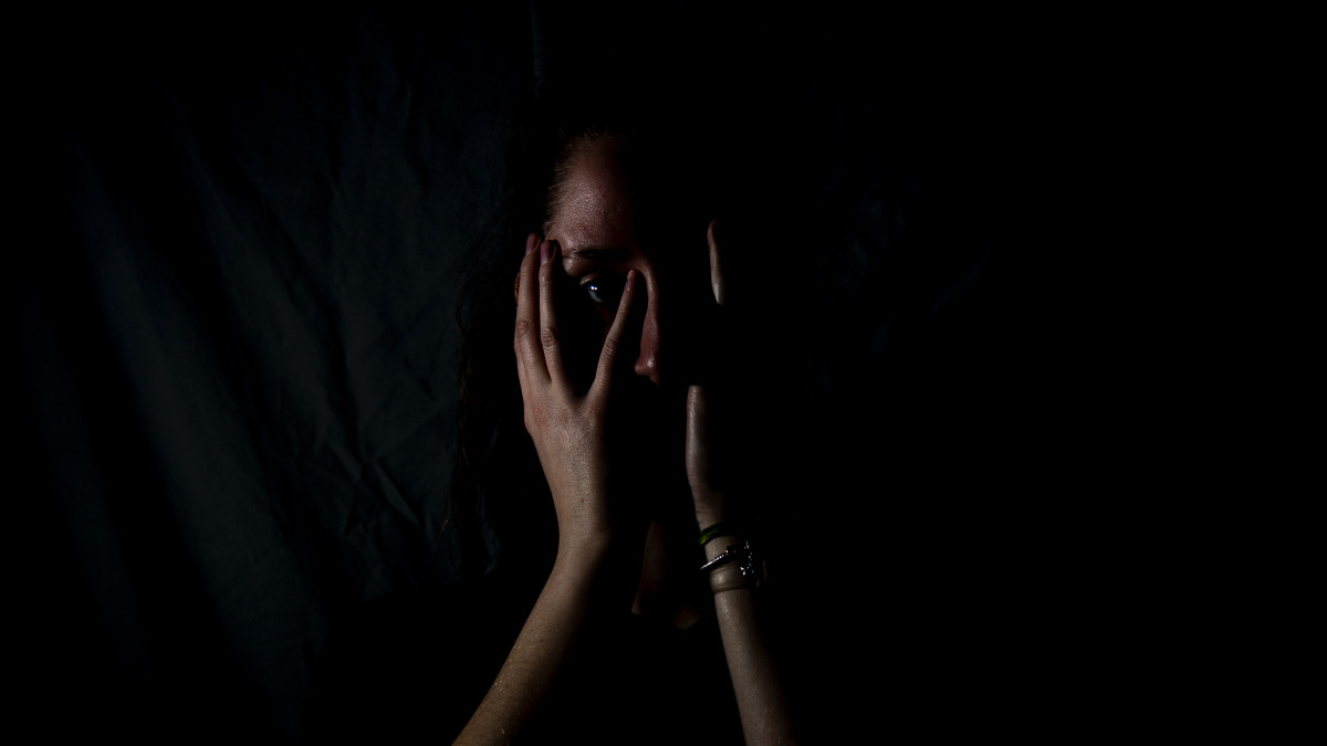 Chính điều này đã khiến trẻ em mắc chứng sợ bóng tối. Thậm chí, khi lớn lên, nỗi sợ này cũng không mất đi mà đi theo suốt cuộc đời.