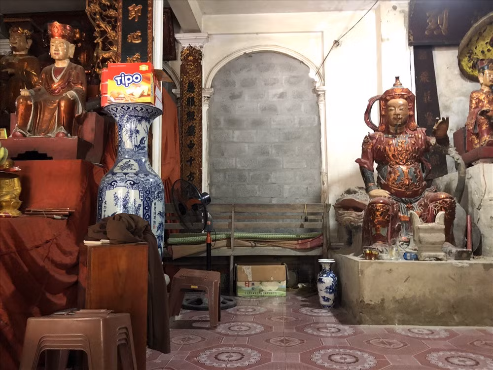 Năm 2015, trộm đã lấy đi 6 pho tượng cổ của ngôi chùa. Hiện trong chùa còn khoảng 30 pho tượng.