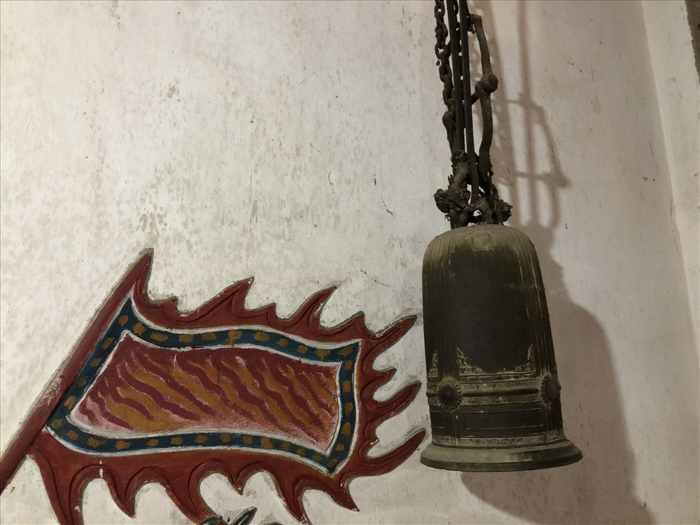 Chùa còn lưu giữ 1 quả chuông đồng cổ.