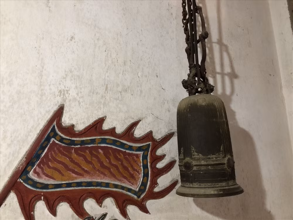 Chùa còn lưu giữ 1 quả chuông đồng cổ.