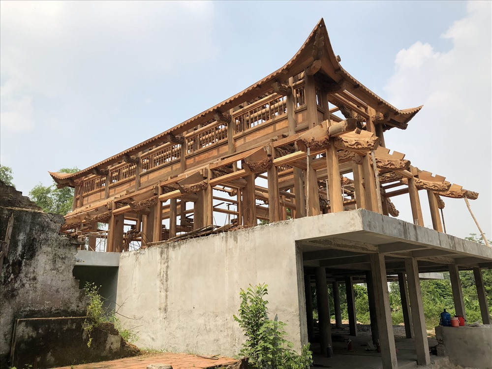 Ngôi chùa mới có 2 tầng, tầng 1 là khung bê tông, tầng 2 làm bằng gỗ.