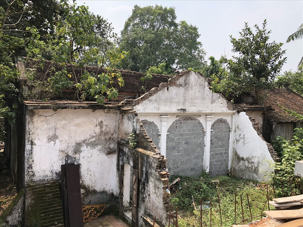 Một phần hậu điện bị dỡ bỏ để làm chùa mới.