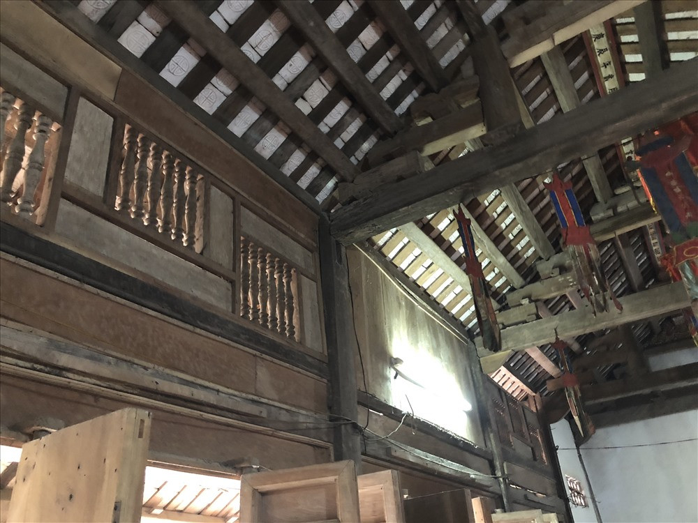 Vỉ kèo, quá giang được làm bằng gỗ, nhiều phần đã xuống cấp.