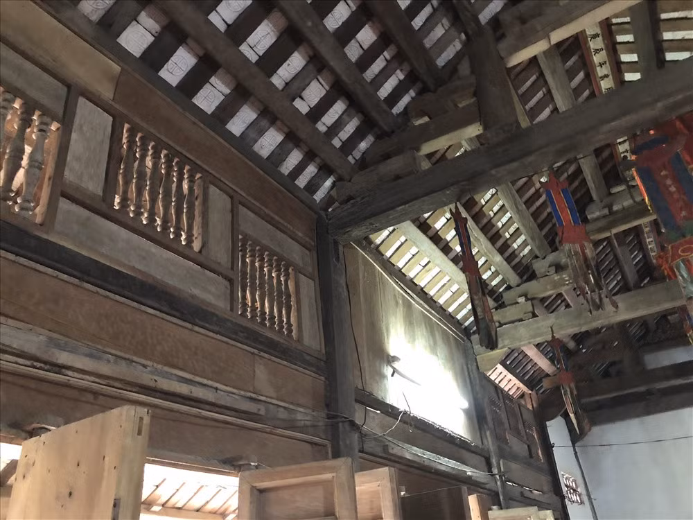 Vỉ kèo, quá giang được làm bằng gỗ, nhiều phần đã xuống cấp.