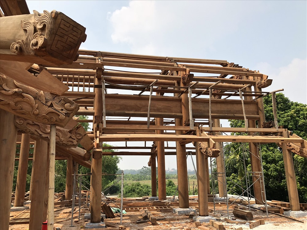 Công trình đang bước vào giai đoạn hoàn thiện tầng 2, làm bằng gỗ.