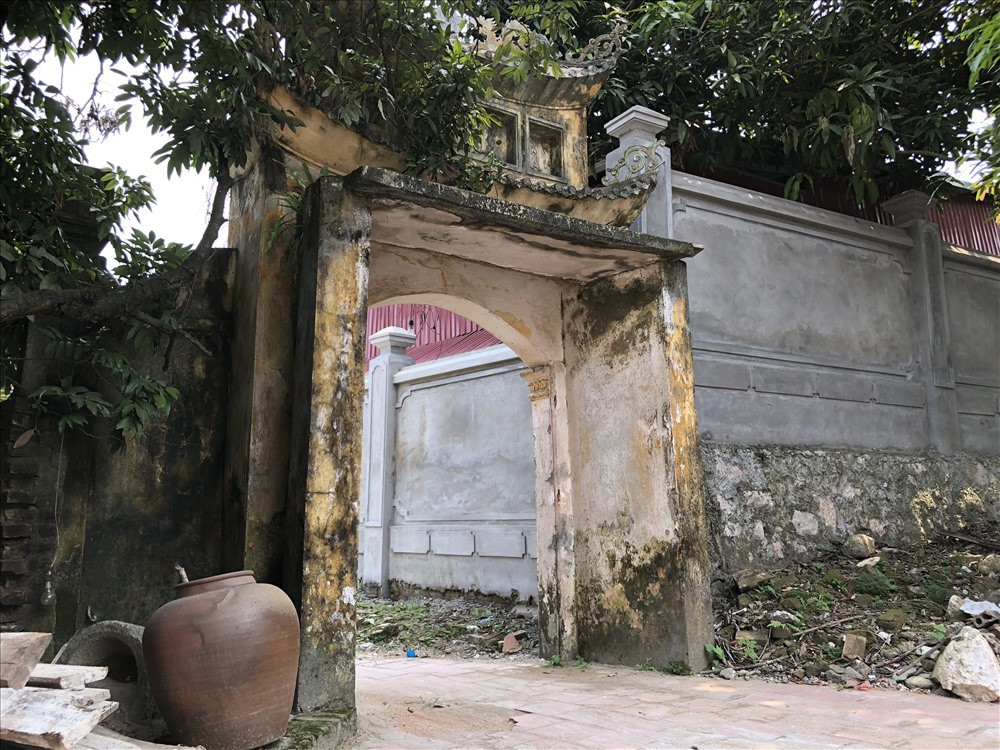 Cửa ngách của ngôi chùa.