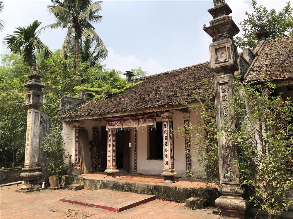 Chùa gồm một chính điện và một điện thờ phụ nằm bên trái điện chính.