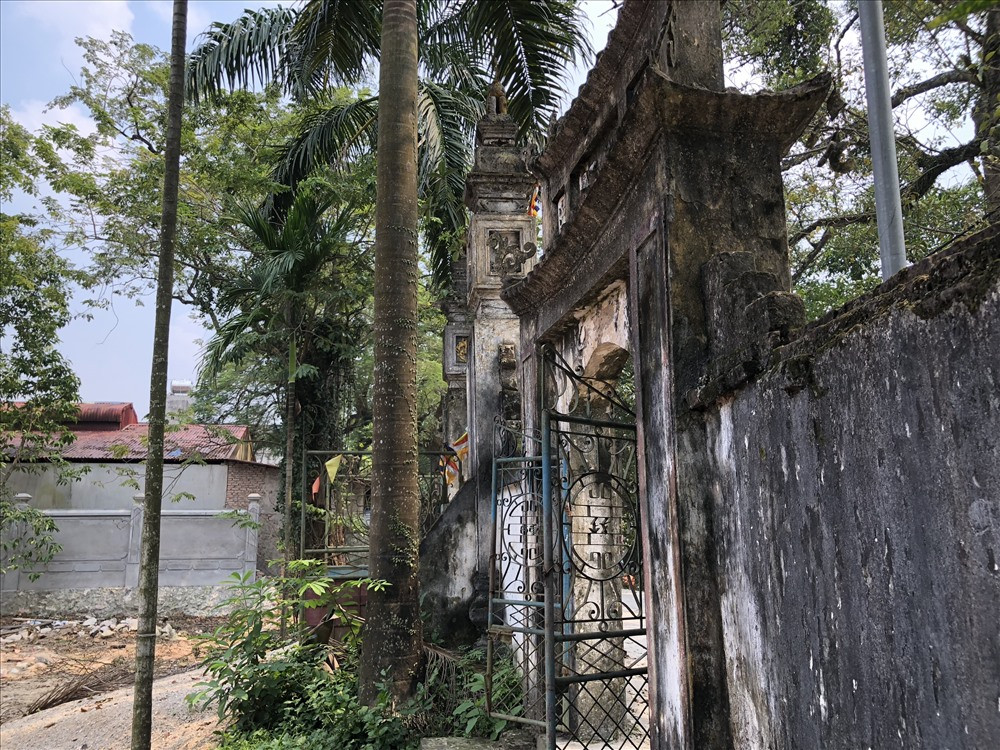 Góc tam quan cổ kính, rêu phong.