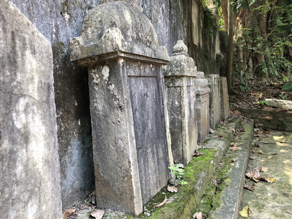 Những tấm bia đá đã mờ chữ được xếp dọc tường bao ngay mặt trước ngôi chùa.