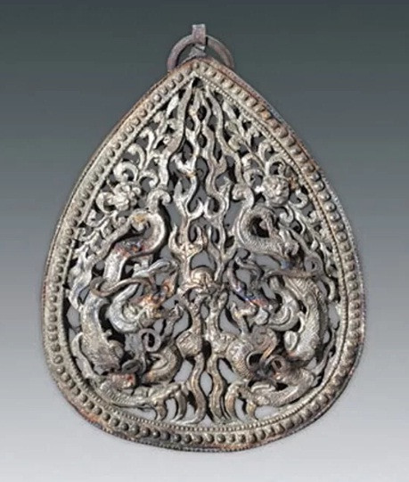 Các nhà khảo cổ cho hay căn cứ vào dòng chữ ở trên nắp quan tài bên trong chỉ ra chủ nhân ngôi mộ là "Đại phu nhân". Người này sống ở châu An Khang. Họ suy đoán tên thật của người phụ nữ này có thể là Née Jian.