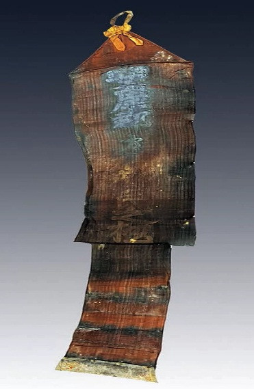 Các chuyên gia cũng tìm được nhiều đồ tạo tác giá trị bên trong quan tài của "Đại phu nhân", trong đó có 10 tượng nữ giới đeo mặt nạ và chơi nhạc cụ.