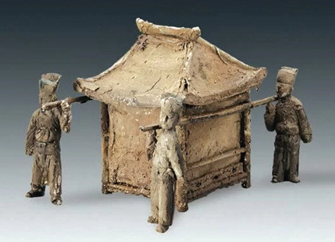 Các chuyên gia cũng tìm thấy râm cài bằng vàng và bạc trên đầu "Đại phu nhân". Bà cũng đeo vòng tay và một chuỗi bao gồm 83 đồng xu bằng đồng ở bụng.