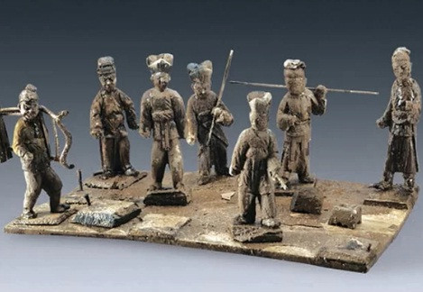 Bên dưới bàn tay phải của "Đại phu nhân", các chuyên gia phát hiện dấu vết của hai chiếc bánh tro và chân của người phụ nữ đi giày thêu. Nhiều bức tranh vẽ cũng được tìm thấy được cho là vẽ chân dung "Đại phu nhân".