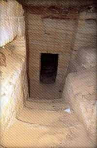 Những xác ướp được tìm thấy có niên đại hàng ngàn năm tuổi. Nhiều xác ướp được mai táng trong các cỗ quan tài được trạm trổ tinh xảo.