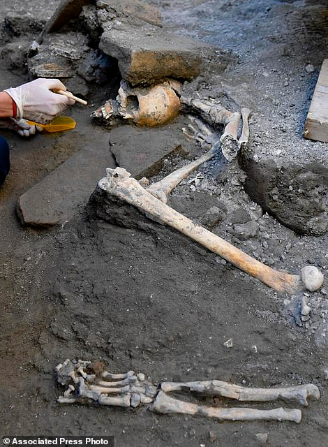 Các chuyên gia không khỏi bất ngờ khi tìm được 5 bộ hài cốt còn nguyên vẹn dù khu vực này từng bị cướp bóc trong nhiều thế kỷ trước.