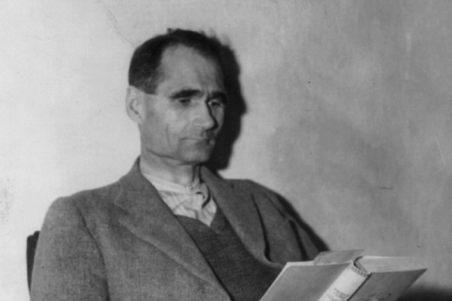 Không phải ai cũng biết "phó tướng" của Hitler - Rudolf Hess không sinh ra ở Đức. Y chào đời tại Alexandria, Ai Cập. Dù vây, cha mẹ của Rudolf Hess đều là người Đức và thường trở về Đức để nghỉ ngơi mỗi năm.