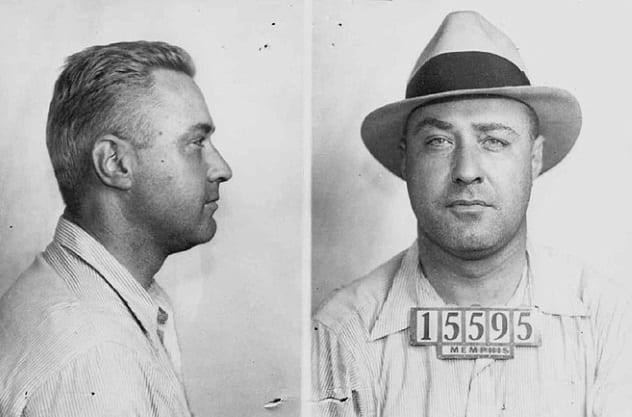 Là một tên tội phạm xuất thân từ gia đình giàu có ở Tennessee, Mỹ, George Kelly được nuôi dạy khá tốt nhưng lại có thành tích học tập tồi tệ. Khi ở trường, George có những hành động nổi loạn nên thường bị phạt như lao động công ích sau giờ học.