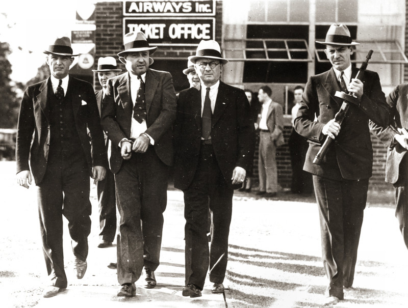 Để có tiền tiêu xài, George đi cướp ngân hàng với vũ khí mang theo là súng máy. Vì vậy, y còn có biệt danh là “Súng máy Kelly”.