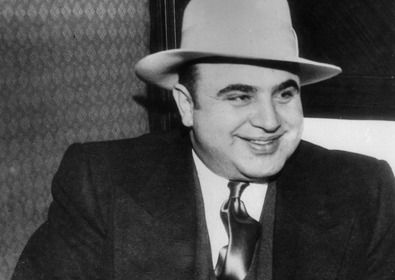 Băng nhóm tội phạm của Al Capone cũng nắm giữ và quản lý các hoạt động ở Chicago như cờ bạc, mại dâm, buôn lậu ma túy, cướp của, hối lộ...