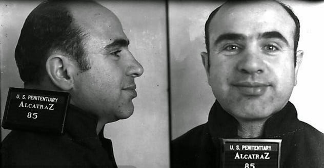 Một trong số những tên tội phạm khét tiếng bị giam giữ tại nhà tù Alcatraz là trùm mafia gốc Italy Al Capone. Y cùng băng nhóm của mình đã thực hiện loạt tội ác như giết người hay thuê người thanh toán đối thủ kinh doanh.