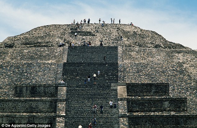 Trước khi phát hiện đường hầm bí mật này, các nhà khảo cổ đã tìm thấy một số bằng chứng về việc hiến tế người và động vật tại kim tự tháp Mặt trăng. Mời độc giả xem video: Phá kim tự tháo hơn 2.000 năm tuổi để lấy đá làm đường (nguồn: VTC14)