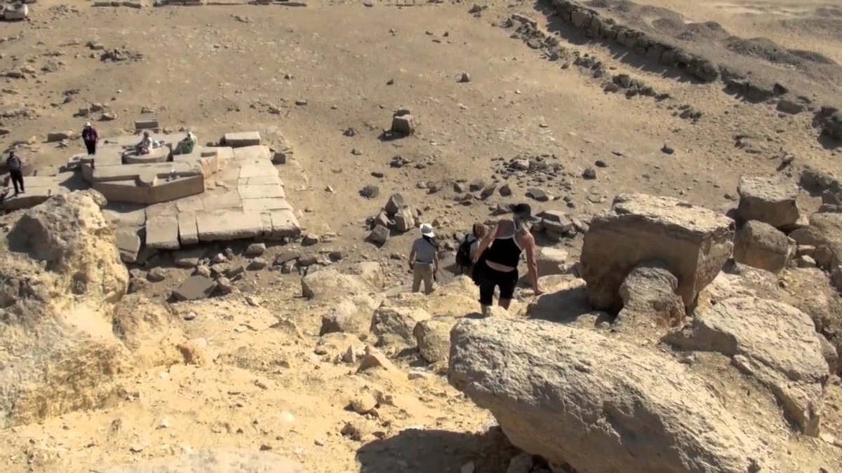 Trong khu vực khảo cổ Abu Ghurab, các chuyên gia đã tìm thấy một tảng đá lớn bằng thạch cao.