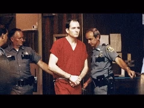 Một loạt sự kiện rùng rợn xảy ra ở Mỹ năm 1990 gây rúng động dư luận. Thậm chí, không ít người không dám ra ngoài một mình vào buổi tối. Khi ấy, lần lượt 5 sinh viên bị giết trong một ký túc xá đại học ở Gainesville, Florida.