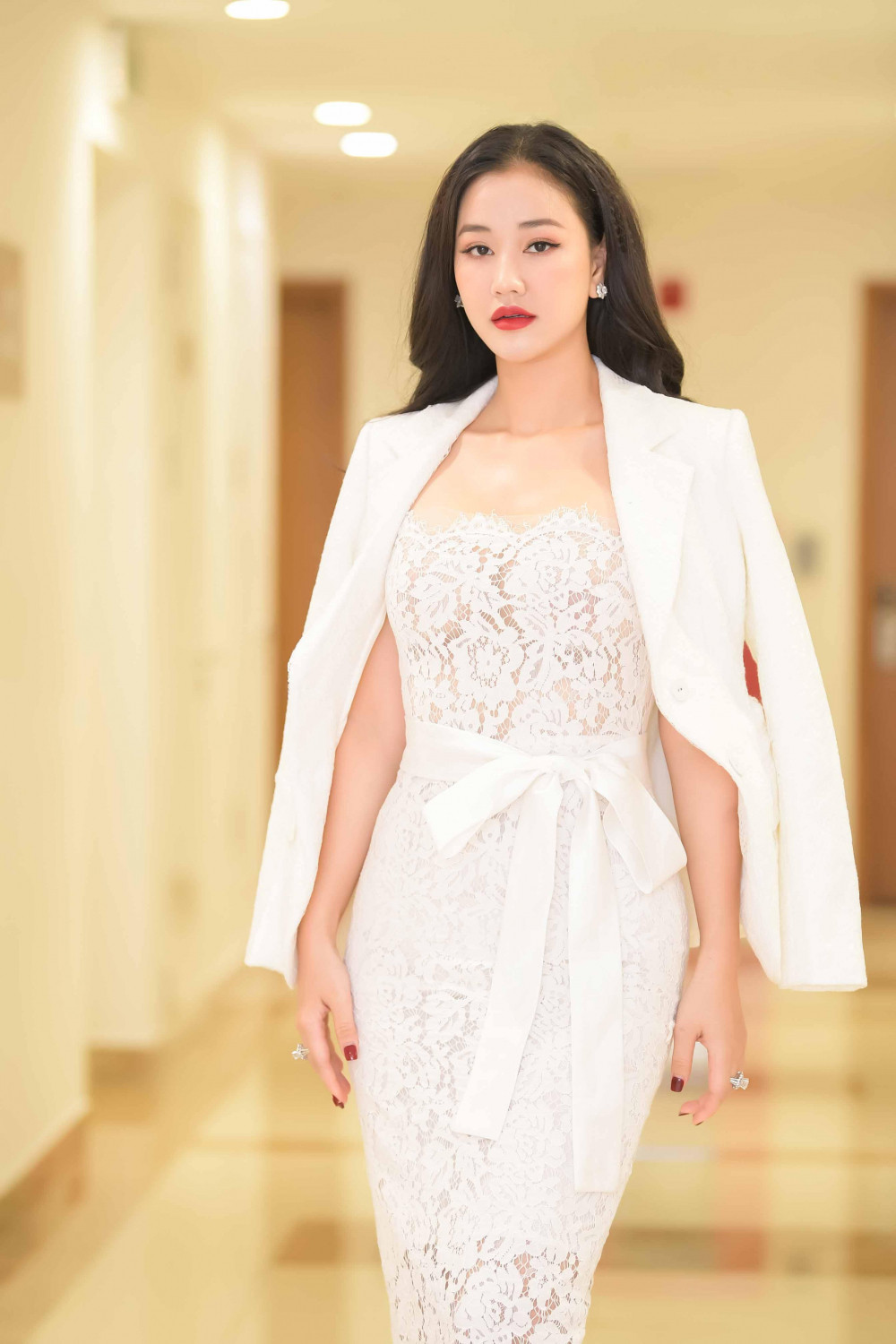 Tối 25/10, nữ ca sĩ Maya xuất hiện trong sự kiện mang tên "Hành trình từ trái tim" tại Đại học Mỏ Địa chất (Hà Nội). Nữ ca sĩ diện bồ đầm màu trắng xuyên thấu gợi cảm.