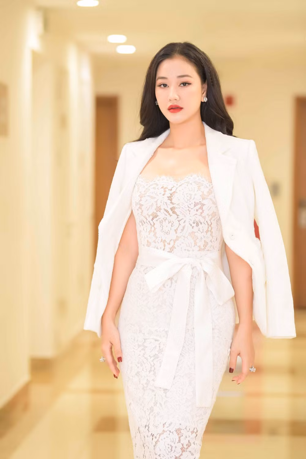 Tối 25/10, nữ ca sĩ Maya xuất hiện trong sự kiện mang tên "Hành trình từ trái tim" tại Đại học Mỏ Địa chất (Hà Nội). Nữ ca sĩ diện bồ đầm màu trắng xuyên thấu gợi cảm.