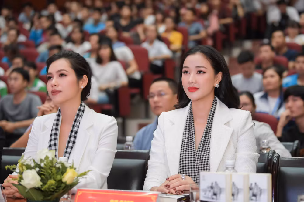 Ngoài Maya, sự kiện tối 25/10 còn có sự tham gia của Á hậu Hoàng My.