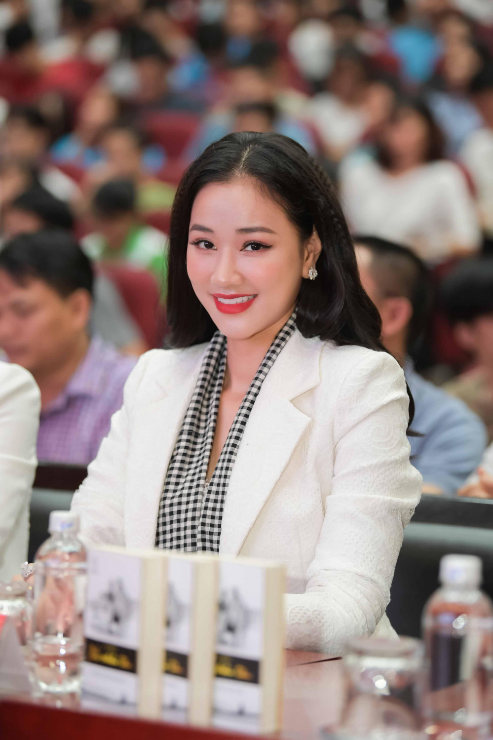 Maya chia sẻ, cô có được như ngày hôm nay là bởi sống hết mình với ước mơ. Cô kể: “Hồi nhỏ ước mơ lớn nhất của Maya là có một ngôi nhà để gia đình sum vầy bởi khi 3 tuổi, Maya đã phải cùng bố mẹ tha phương cầu thực, không ở một chỗ. Năm 20 tuổi, Maya tiết kiệm, tích góp và xây được một căn nhà nhỏ cho bố mẹ nhờ công việc người mẫu”.