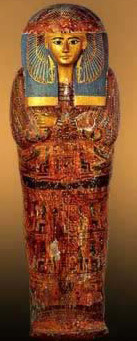 Thông thường, người Ai Cập cổ đại làm quan tài chứa xác ướp mang hình dáng con người trong tư thế hai tay vắt chéo hay hình hộp chữ nhật. Những cỗ quan tài này thường làm từ gỗ.