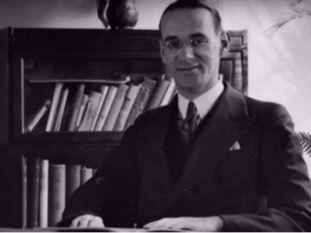 Cụ thể, từ năm 1942, Carl Lutz làm việc ở thủ đô Budapest của Hungary. Tại đây, ông giữ cương vị Phó tổng lãnh sự Thụy Sĩ ở Budapest.