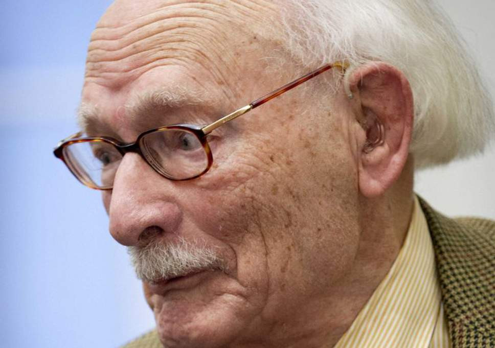 Cũng trong Chiến tranh thế giới 2, thầy giáo Johan van Hulst giảng dạy tại một ngôi trường trung học ở phía đông thủ đô Amsterdam, Hà Lan.